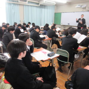 １年生　百人一首大会を実施しました。